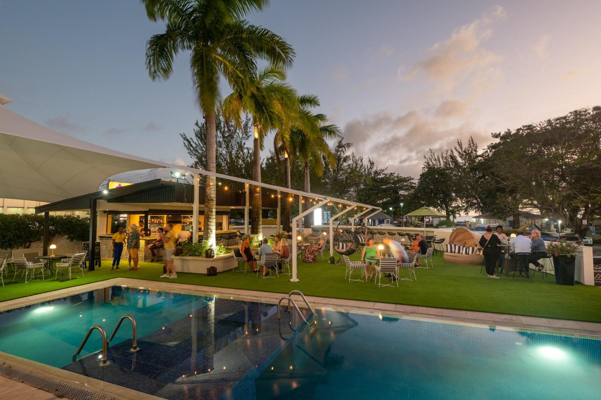 The Rockley By Ocean Hotels - Breakfast Included บริดจ์ทาวน์ ภายนอก รูปภาพ