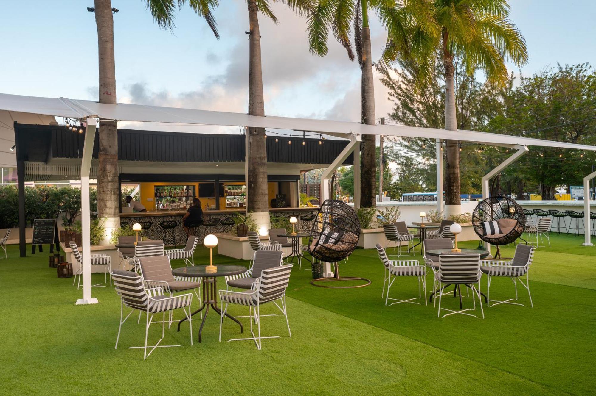 The Rockley By Ocean Hotels - Breakfast Included บริดจ์ทาวน์ ภายนอก รูปภาพ